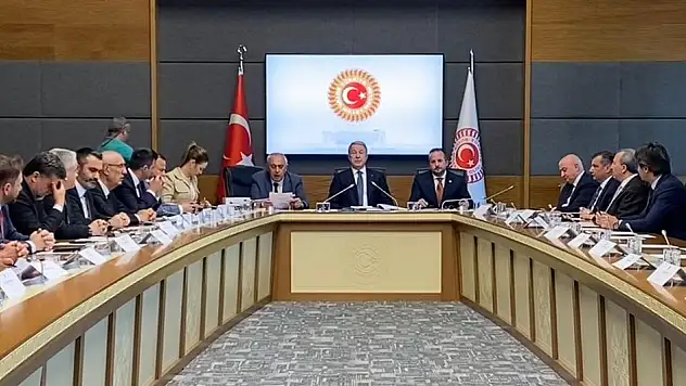 AKAR YENİDEN MİLLİ SAVUNMA KOMİSYONU BAŞKANI SEÇİLDİ