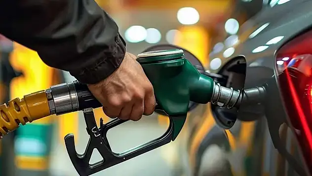 Akaryakıtta tabela değişiyor! Benzin ve motorine yeni zam geliyor