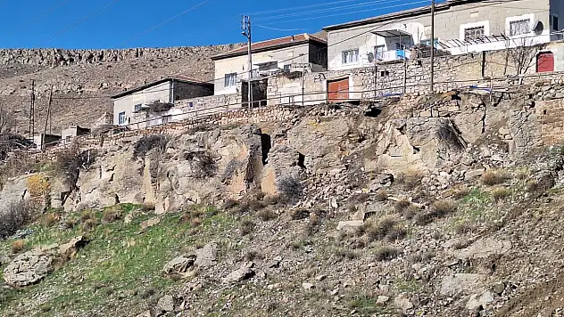 Akköy Mahallesi'nde heyelan bölgesine geoduvar çalışması