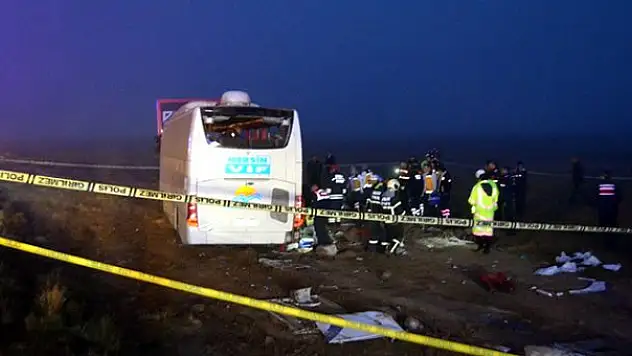 AKSARAY'DA YOLCU OTOBÜSÜ DEVRİLDİ: 1 ÖLÜ, 9'U AĞIR 45 YARALI