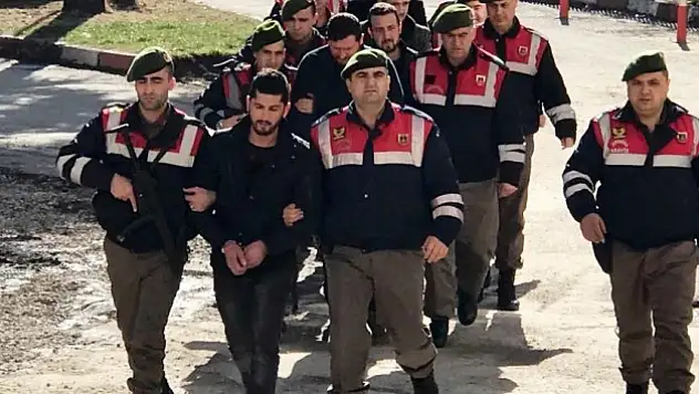 Alacak verecek meselesi yüzünden araçtakileri kurşunladılar