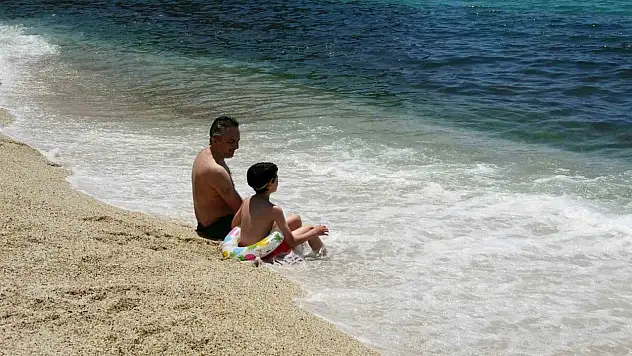 Alanya'da termometreler 31 dereceyi gösterdi, sahiller doldu