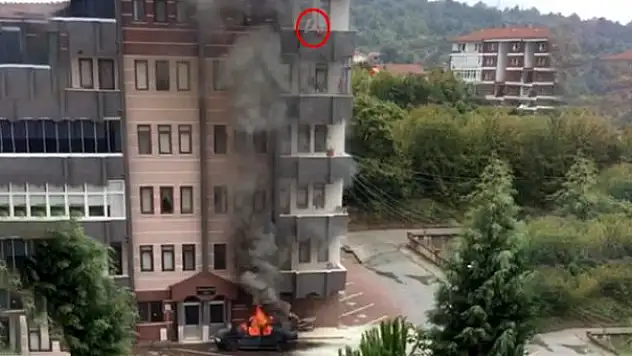ALEV ALAN OTOMOBİLE BALKONDAN MÜDAHALE