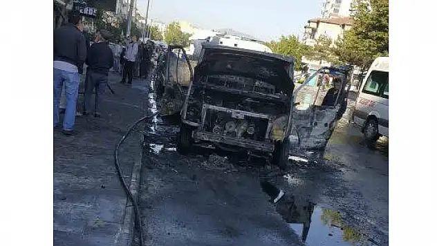 Alev topuna dönen aracı itfaiye ekipleri söndürdü