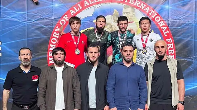 Ali Aliyev Uluslararası Güreş Turnuvası'nda 3 gümüş madalya