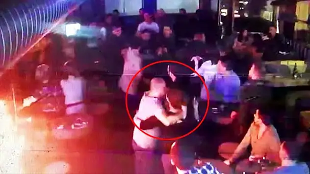 ALKOLLÜ MÜŞTERİ BARDA DEHŞET SAÇTI: 2 GARSON BIÇAKLANDI