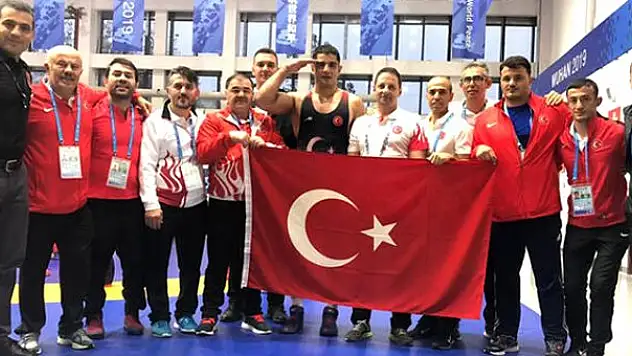 ALTIN MADALYA KAZANAN TAHA AKGÜL'DEN ASKER SELAMI