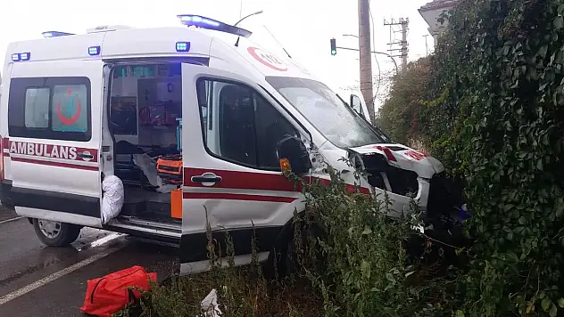 AMBULANS KAZA YAPTI: 4 YARALI
