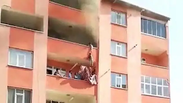 ANNENİN HAMLESİ, ÇOCUKLARI YANGINDAN KURTARDI