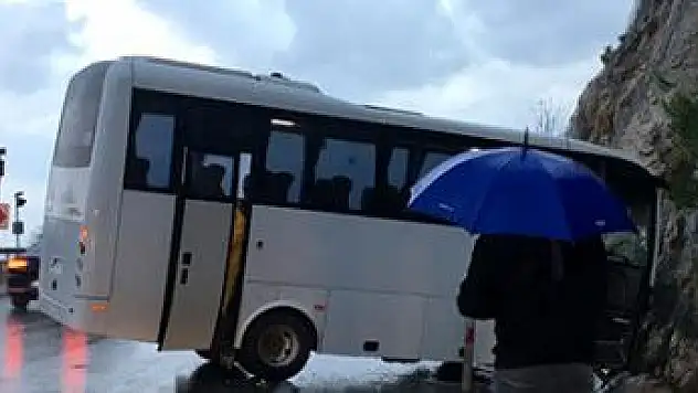 ANTALYA'DA SERVİS YOLDAN ÇIKTI: 17 YARALI