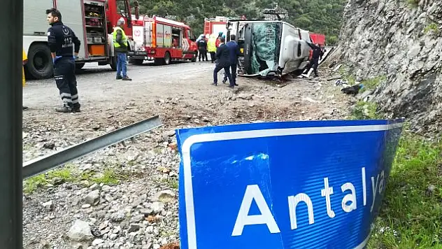 Antalya'da Yolcu Midibüsü Devrildi: 3 Ölü, 14 Yaralı