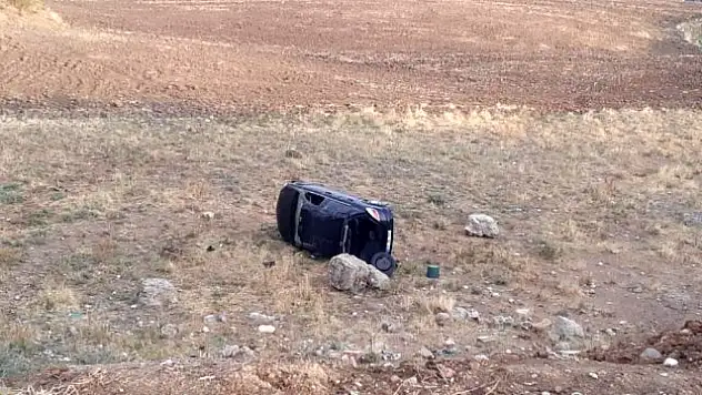 ARAÇ TAKLALAR ATARAK TARLAYA UÇTU: 1 ÖLÜ, 1 YARALI
