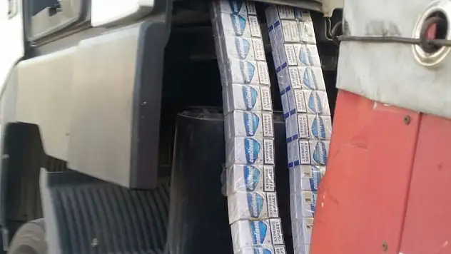 Aracın gizli bölmelerinden bin 350 paket kaçak sigara çıktı