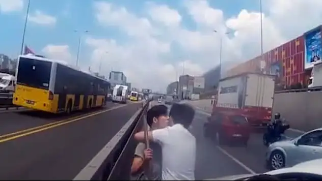 Aracından Sopayla İnen Öfkeli Şoförü Böyle Sakinleştirdi