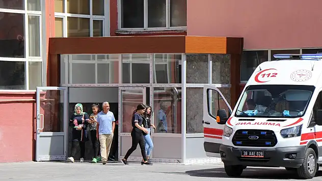 ARKADAŞINA KIZDI,OKULUN PENCERESİNDEN ATLAMAYA KALKIŞTI