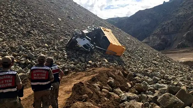 Artvin'de kamyon uçuruma yuvarlandı: 1 ölü
