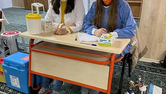 AŞI ÇALIŞMALARINI SÜRDÜREN SAĞLIK ÇALIŞANLARINA DUYGULANDIRAN HEDİYE