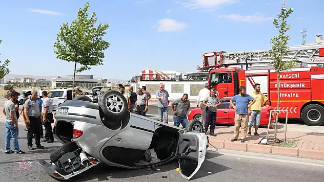 Aşırı hızlı araç kırmızı ışıkta bekleyen otomobile çarptı: 3 yaralı