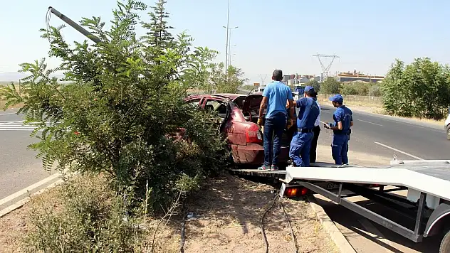 Askerlerin bulunduğu otomobil aydınlatma direğine çarptı: 1 ölü, 2 yaralı