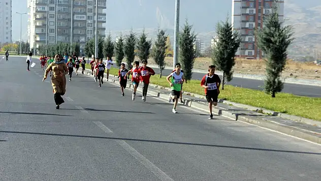 ATATÜRK'Ü ANMA KOŞUSUNDA DUYGUSAL ANLAR