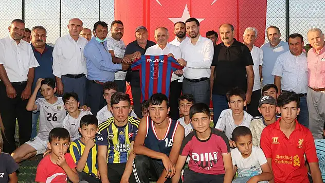 AVLAĞA HALI SAHASI HİZMETE AÇILDI