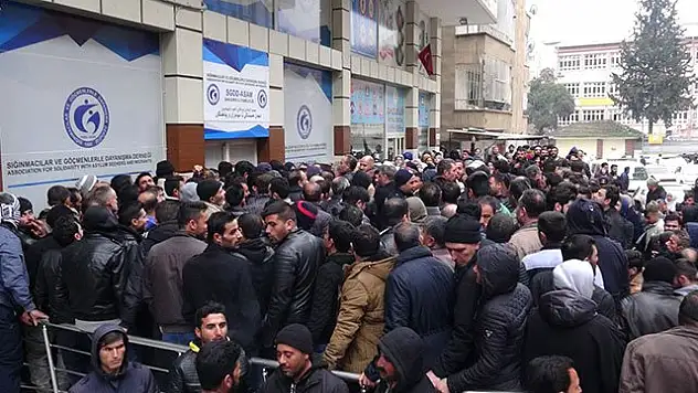 Avrupa'ya Mülteci Alınacağı Yalanı Binlerce Suriyeliyi Derneğin Kapısına Yığdı