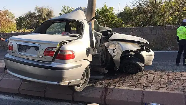 AYDINLATMA DİREĞİNE ÇARPAN OTOMOBİL KAĞIT GİBİ İKİYE KATLANDI