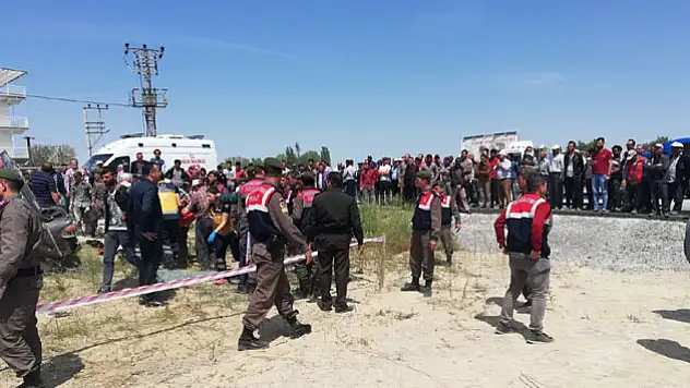 Aynı aileden 4 kişi öldü, mahalleli yolu trafiğe kapadı