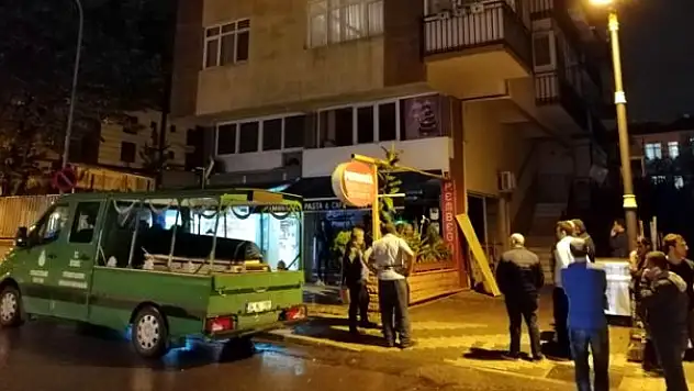 BABASINI ÖLDÜRDÜ, KANLAR İÇİNDE POLİSE TESLİM OLDU