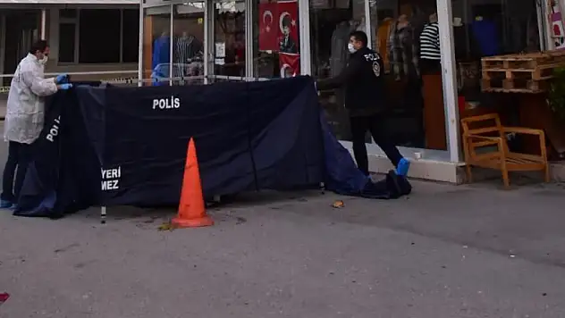 BABASINI SOKAK ORTASINDA SOPAYLA ÖLDÜRDÜ