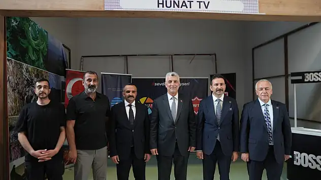 Bakan Bolat Hunat TV, Kay TV ve Erciyes TV standını ziyaret etti