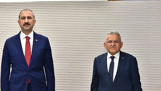 BAKAN GÜL, BÜYÜKŞEHİR'İ ZİYARET ETTİ, BÜYÜKKILIÇ'TAN ÖVGÜYLE BAHSETTİ