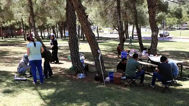 BAKAN KOCA UYARMIŞTI, MESİRE ALANLARI DOLDU TAŞTI