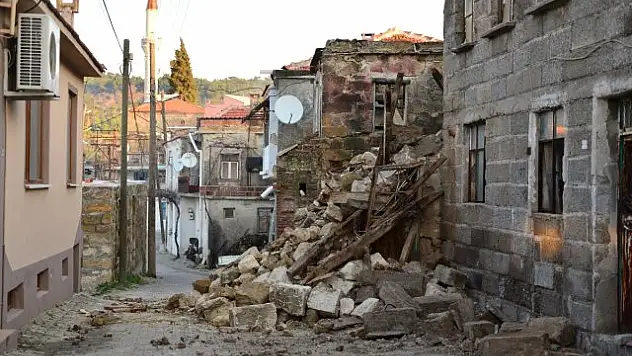 Bakan Kurum, Deprem Bilançosunu Açıkladı: 85 Konut, 5 Ahır, 1 Okul ve 2 Cami Hasar Gördü