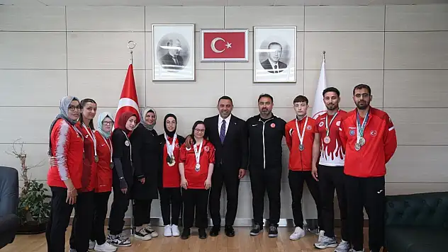 Bakan Yardımcısı Yerlikaya şampiyonları kutladı