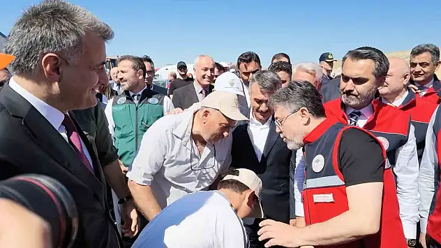 Bakan Yumaklı'dan elini öpmek isteyen çocuğa esprili cevap