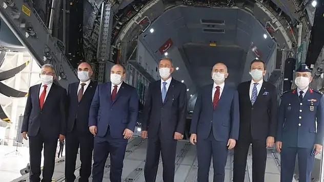 BAKANLAR 'UÇAN KALE'NİN KOKPİTİNDE