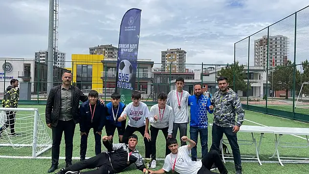 BAKANLIK FUTBOL TURNUVASINDA 1966 TURANSPOR FARKI