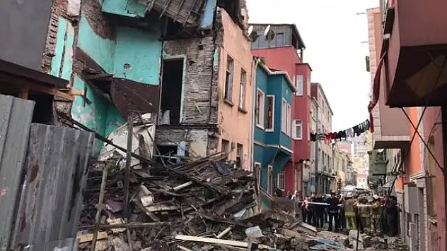 Balat'ta 4 Katlı Bina Çöktü