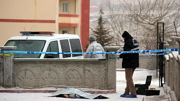 Balkondan düşen genç hayatını kaybetti