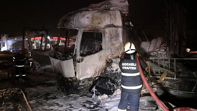 BARİYERLERE ÇARPAN TIR KÜLE DÖNDÜ