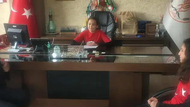 BAŞKAN AYYILDIRIM, KOLTUĞUNU ÇOCUK BAŞKAN'A DEVRETTİ