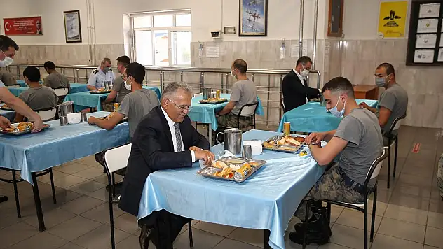 BAŞKAN BÜYÜKKILIÇ ASKER KARAVANASINDA