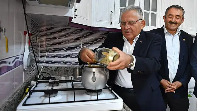 BAŞKAN BÜYÜKKILIÇ, DOĞAL GAZA KAVUŞAN MAHALLEDE ÇAY DEMLEDİ