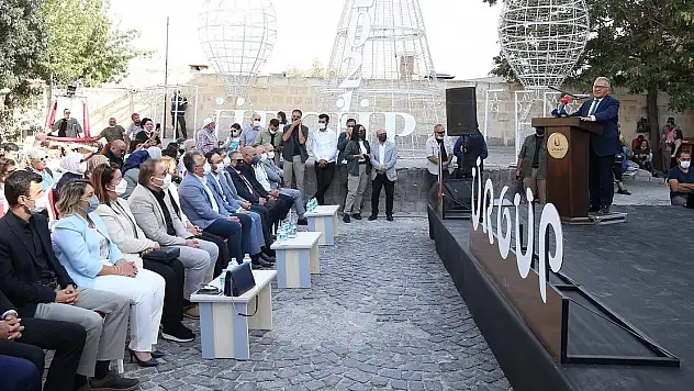 BAŞKAN BÜYÜKKILIÇ, ÜRGÜP'TE BAĞ BOZUMUNA KATILIP, PEKMEZ KAYNATTI