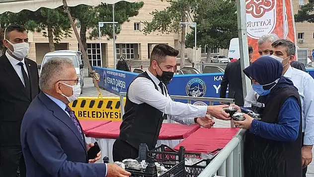 BAŞKAN BÜYÜKKILIÇ, VATANDAŞLARA AŞURE DAĞITTI