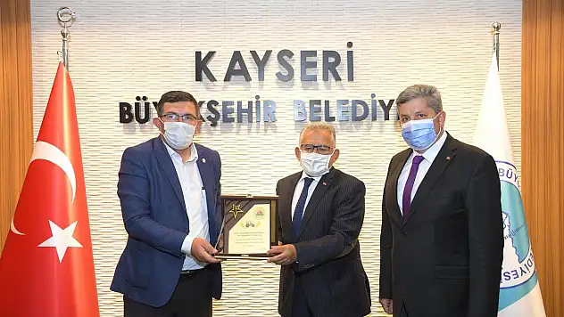 BAŞKAN BÜYÜKKILIÇ'A ZİRAAT ODALARINDAN TEŞEKKÜR PLAKETİ