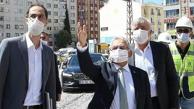 BAŞKAN BÜYÜKKILIÇ'IN ELİ SAHABİYE'NİN ÜSTÜNDE