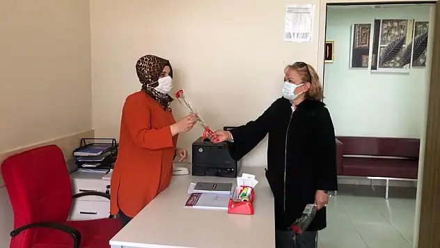 BAŞKAN BÜYÜKKILIÇ'TAN, KADINLARA KARANFİL