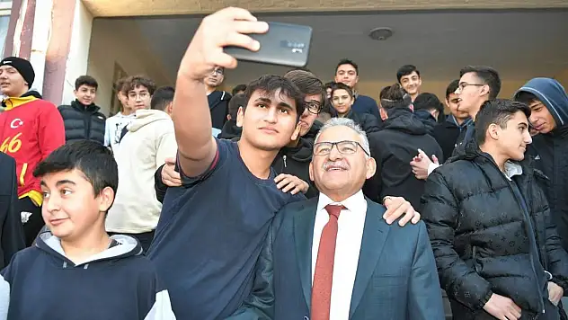 BAŞKAN BÜYÜKKILIÇ'TAN MÜJDE: ÖĞRENCİLERE ULAŞIM KARTI DESTEĞİ